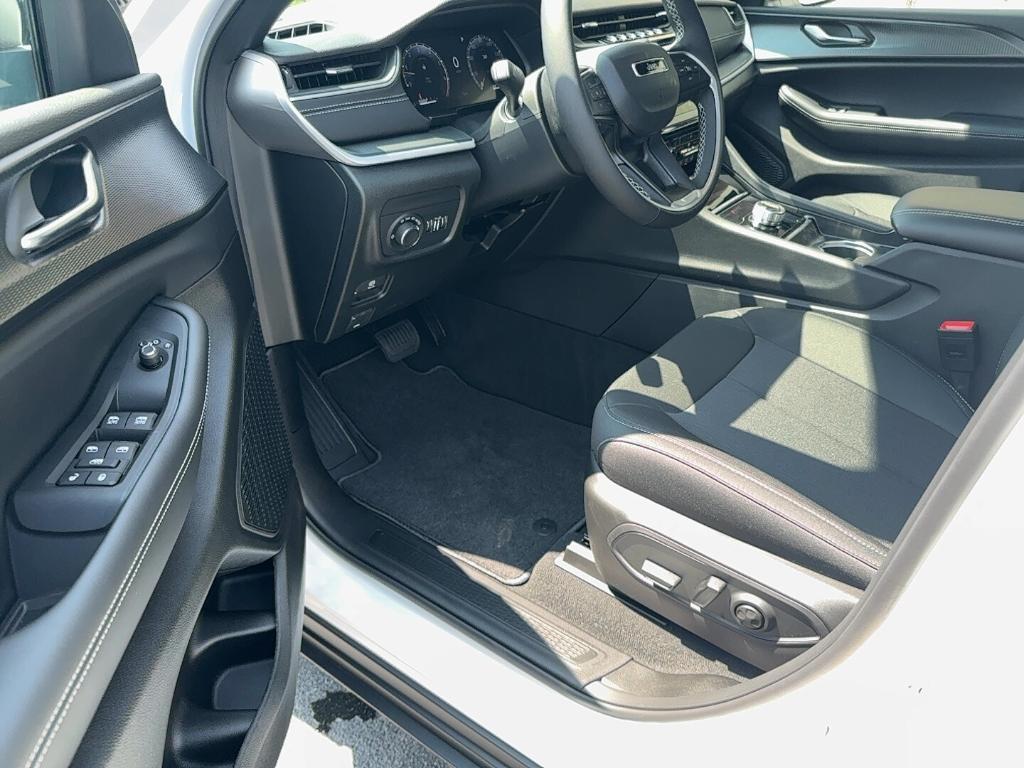 new 2025 Jeep Grand Cherokee car, priced at $42,172