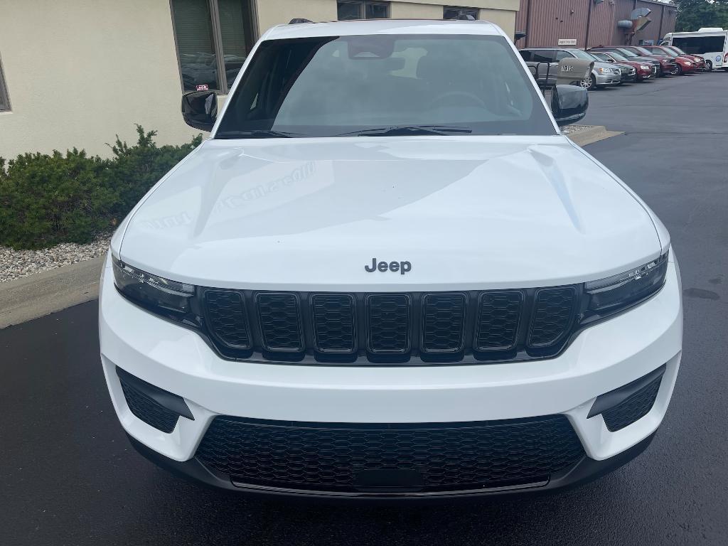 new 2025 Jeep Grand Cherokee car, priced at $39,380