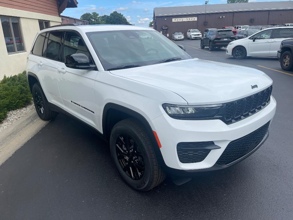 new 2025 Jeep Grand Cherokee car, priced at $39,380