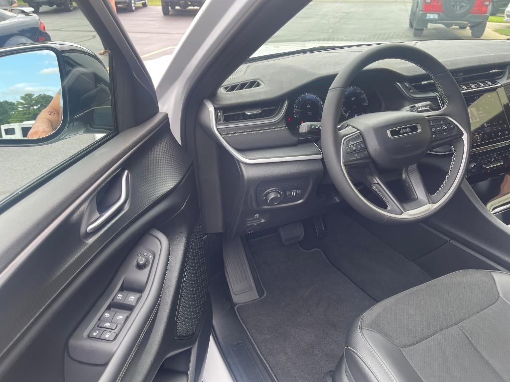 new 2025 Jeep Grand Cherokee car, priced at $39,380