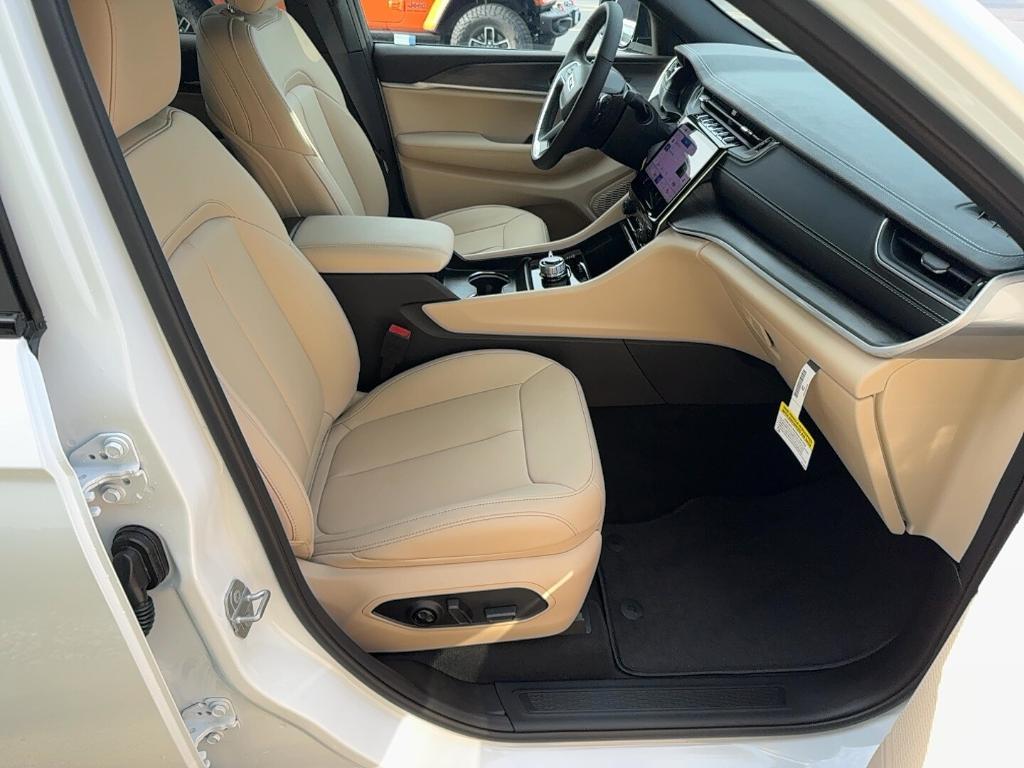 new 2025 Jeep Grand Cherokee car, priced at $49,271