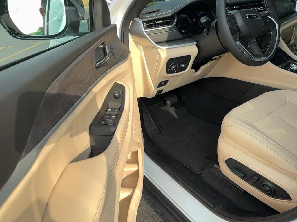 new 2025 Jeep Grand Cherokee car, priced at $49,271