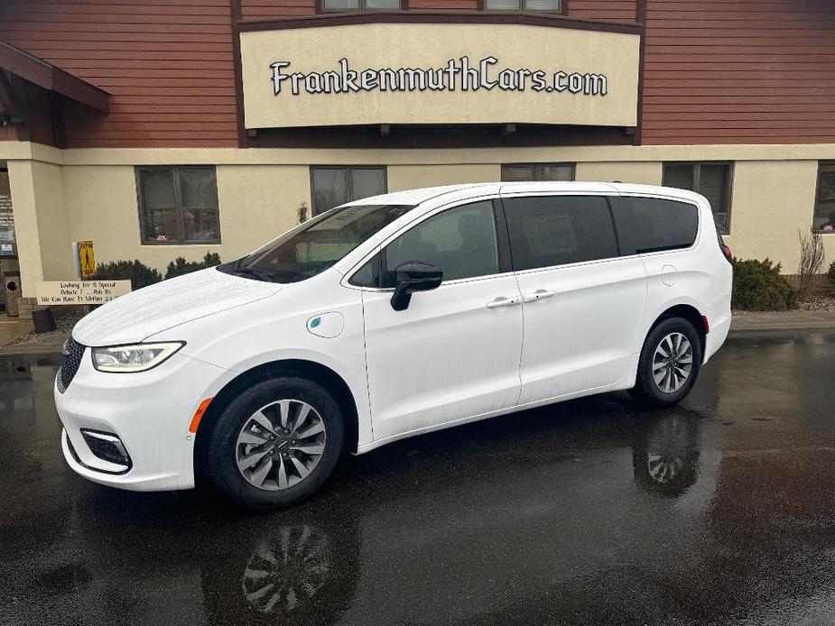 new 2025 Chrysler Pacifica Hybrid car, priced at $43,552