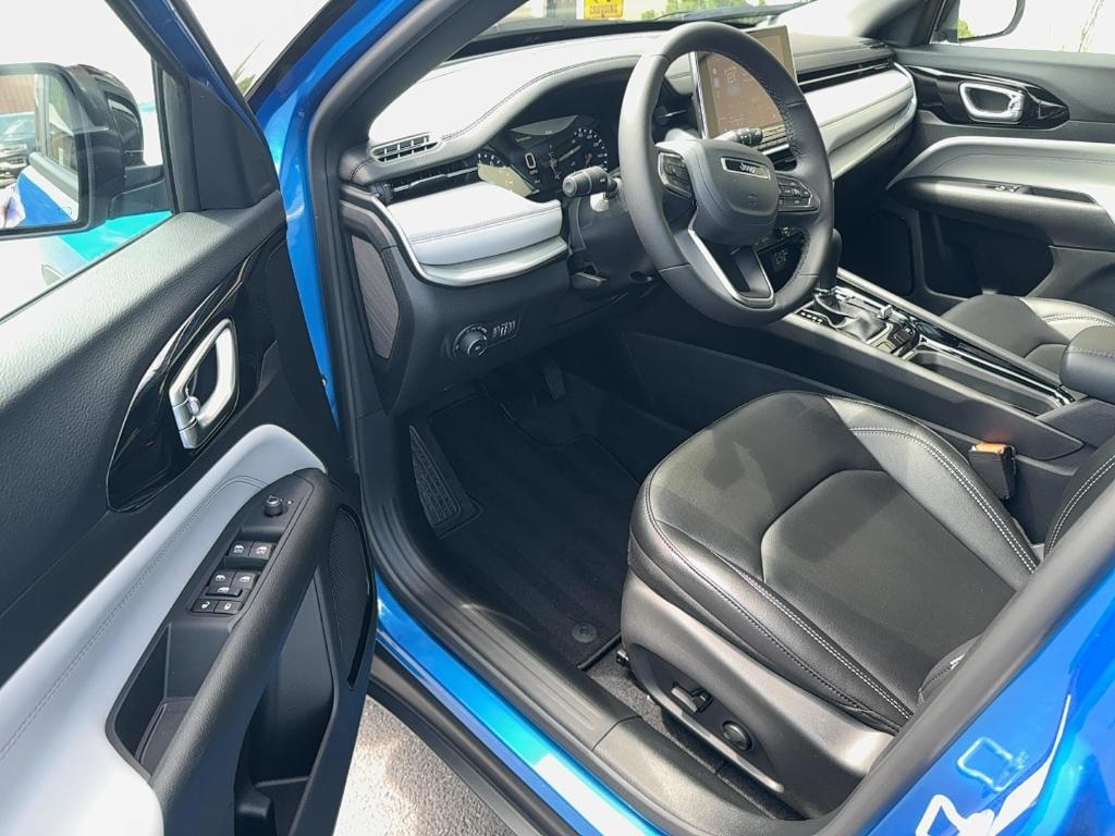 new 2025 Jeep Compass car, priced at $32,993