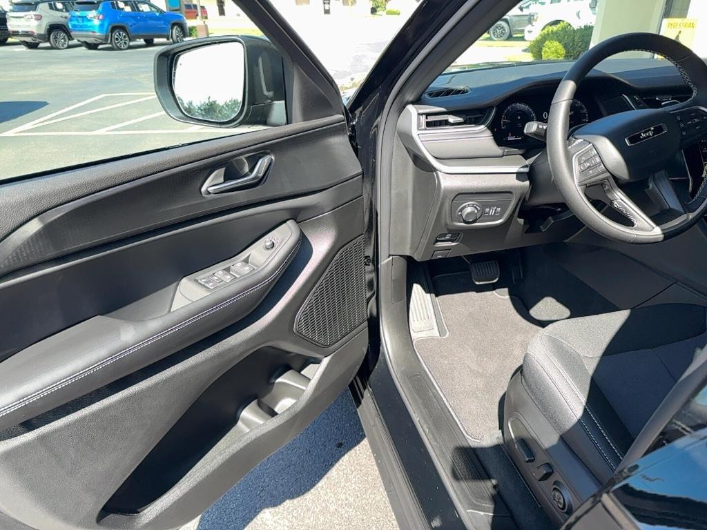 new 2025 Jeep Grand Cherokee car, priced at $41,772