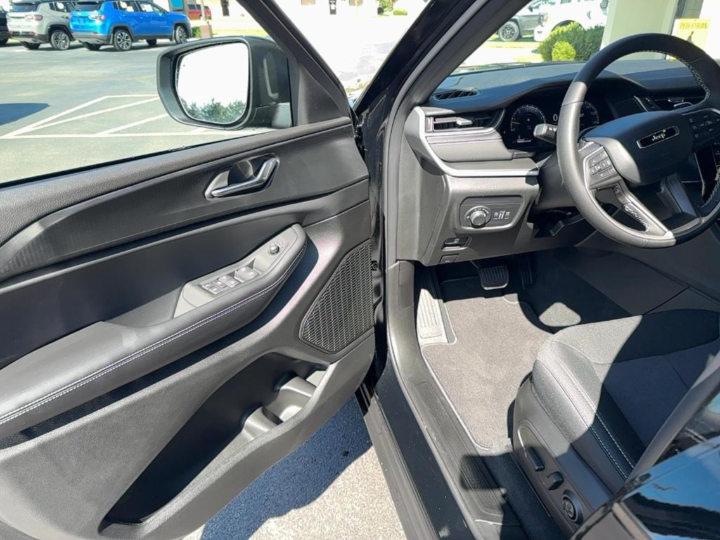 new 2025 Jeep Grand Cherokee car, priced at $41,920