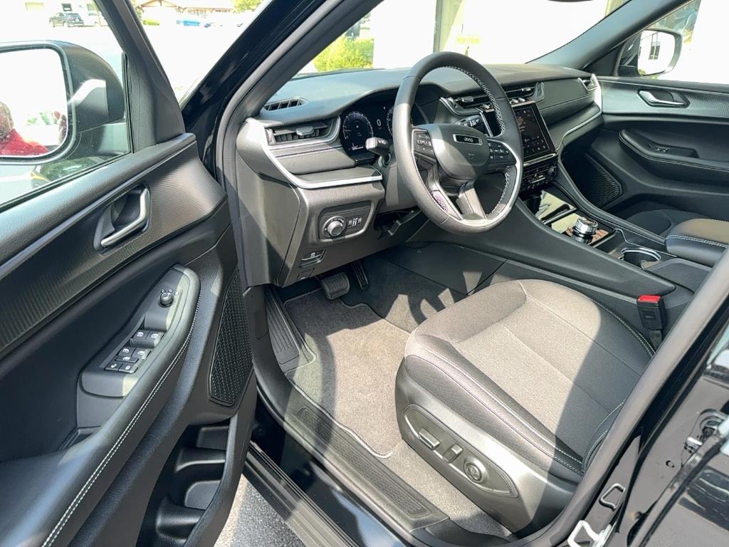 new 2025 Jeep Grand Cherokee car, priced at $36,420