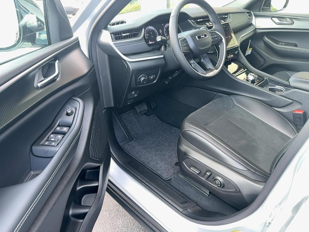 new 2025 Jeep Grand Cherokee car, priced at $35,724