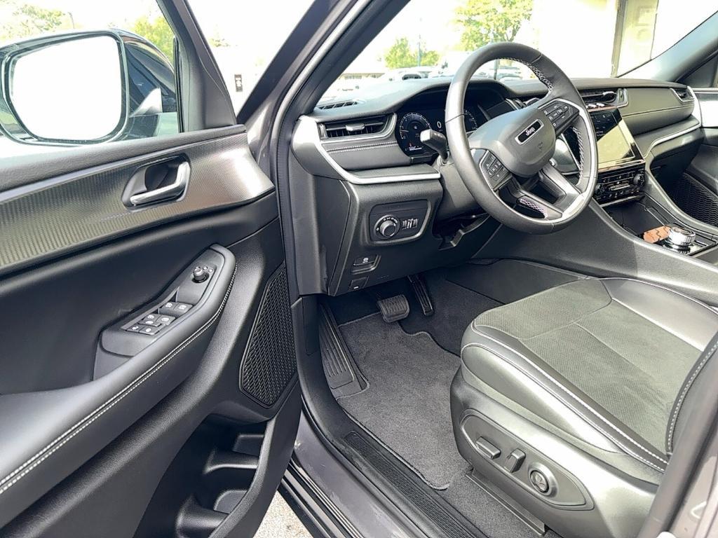 new 2025 Jeep Grand Cherokee car, priced at $37,724