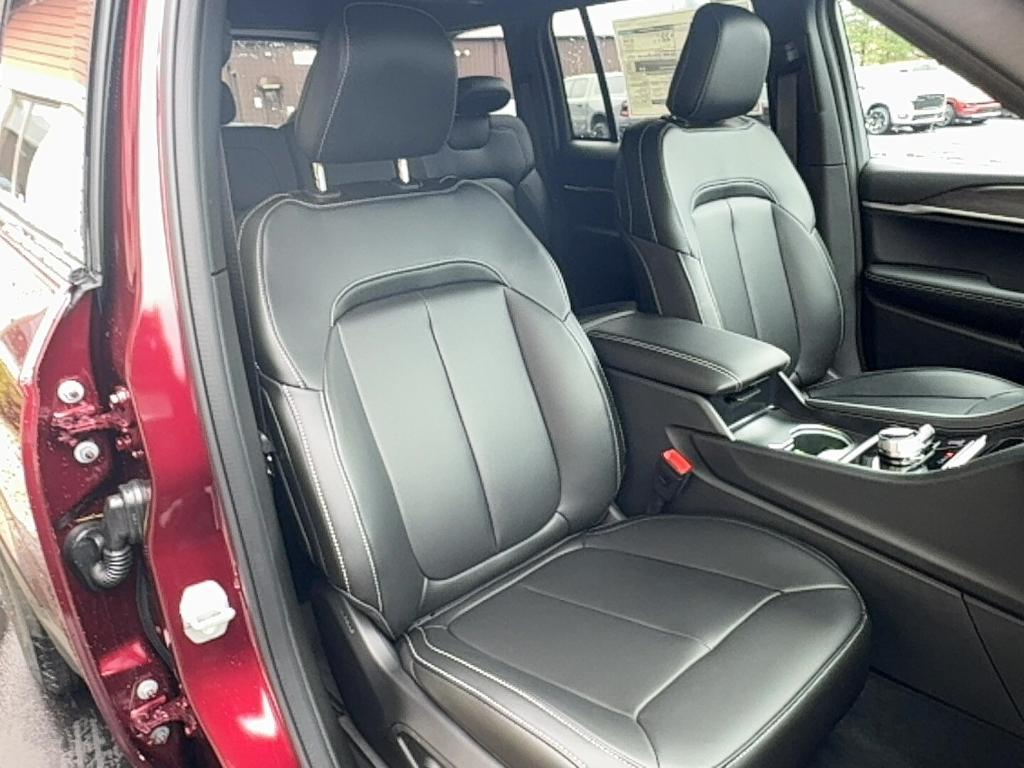 new 2025 Jeep Grand Cherokee car, priced at $40,124