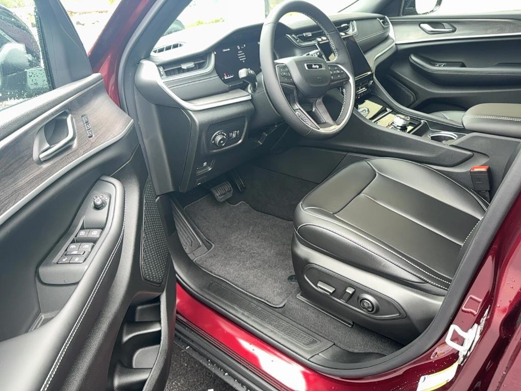 new 2025 Jeep Grand Cherokee car, priced at $40,124