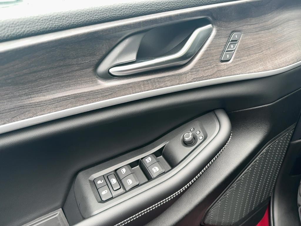 new 2025 Jeep Grand Cherokee car, priced at $40,124