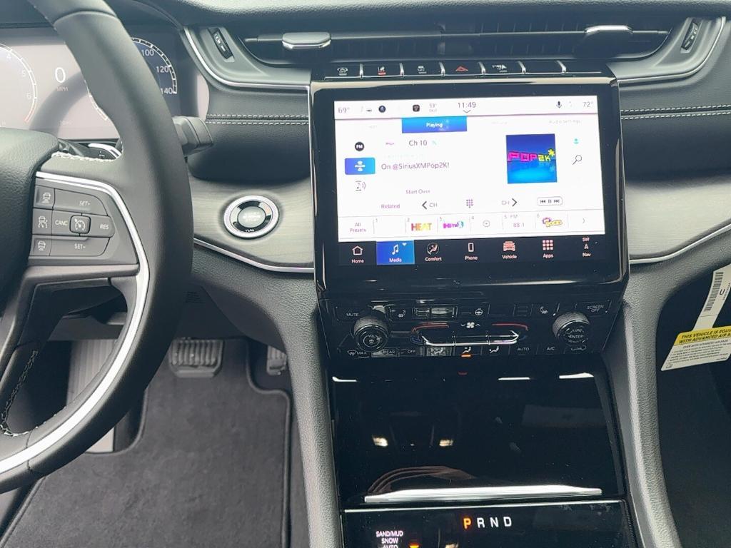 new 2025 Jeep Grand Cherokee car, priced at $40,124