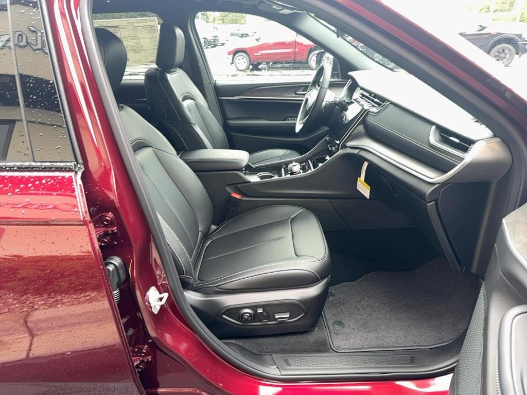 new 2025 Jeep Grand Cherokee car, priced at $40,124