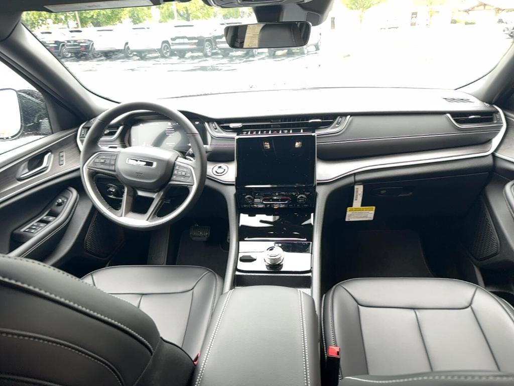 new 2025 Jeep Grand Cherokee car, priced at $40,124