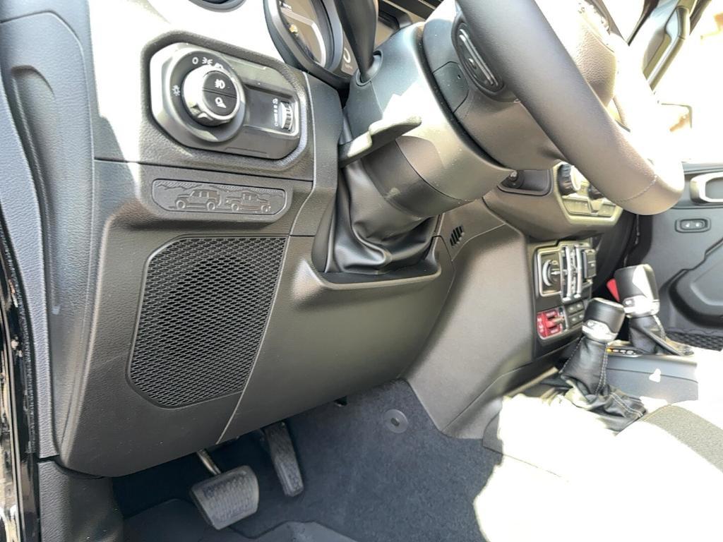 new 2025 Jeep Gladiator car, priced at $47,003