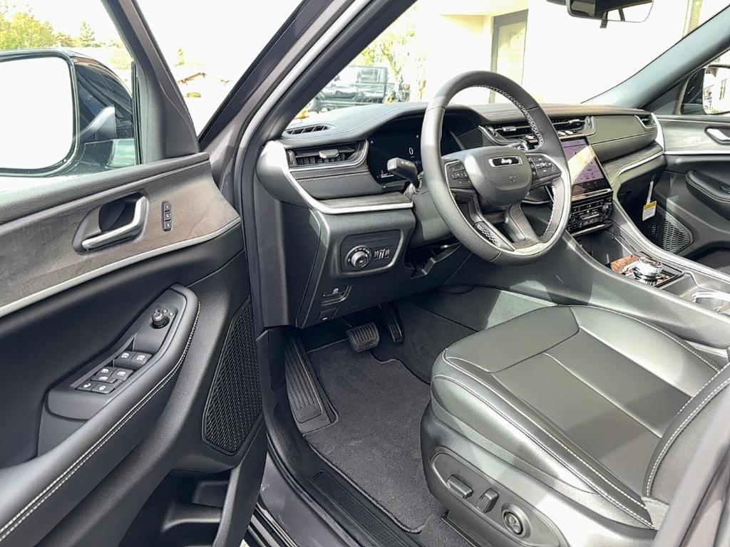 new 2025 Jeep Grand Cherokee car, priced at $43,308