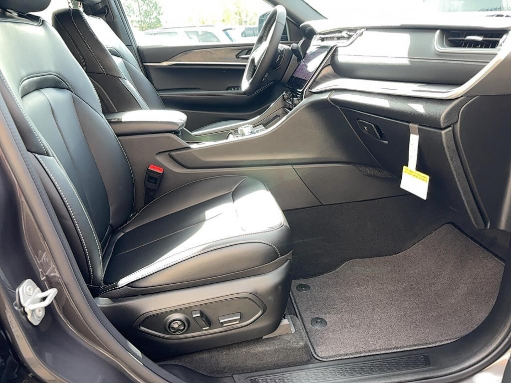 new 2025 Jeep Grand Cherokee car, priced at $43,308