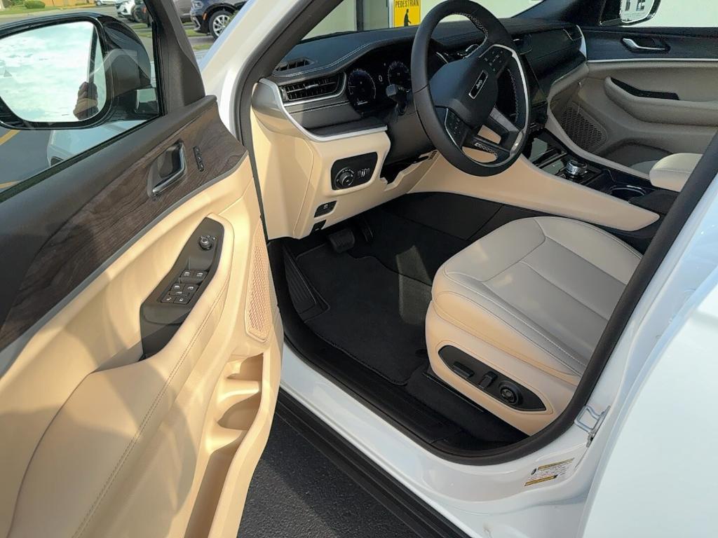 new 2025 Jeep Grand Cherokee car, priced at $49,271