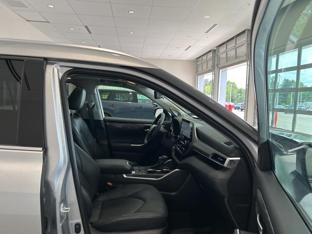 used 2024 Toyota Highlander Hybrid car, priced at $54,990