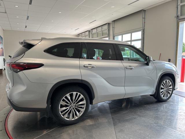 used 2024 Toyota Highlander Hybrid car, priced at $54,990