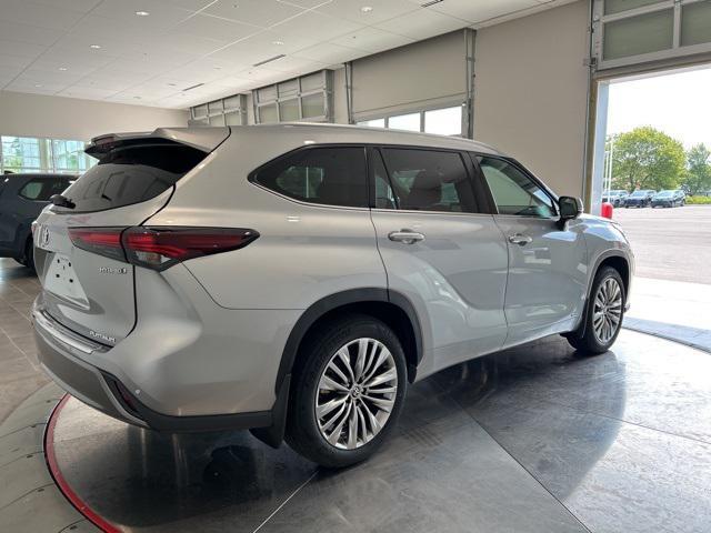 used 2024 Toyota Highlander Hybrid car, priced at $54,990