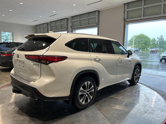 used 2021 Toyota Highlander Hybrid car, priced at $34,990