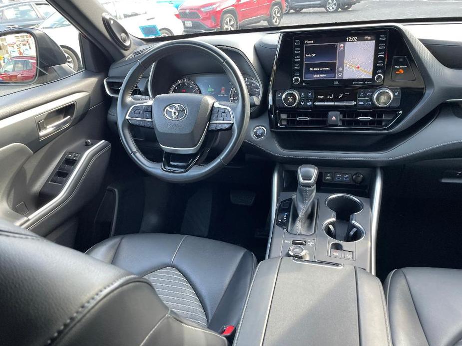 used 2022 Toyota Highlander car, priced at $38,991