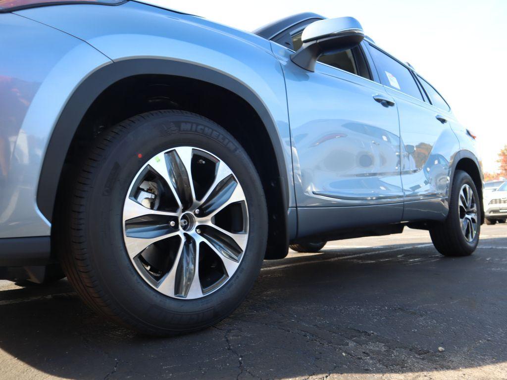 used 2022 Toyota Highlander car, priced at $37,991