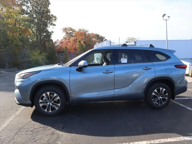 used 2022 Toyota Highlander car, priced at $38,991