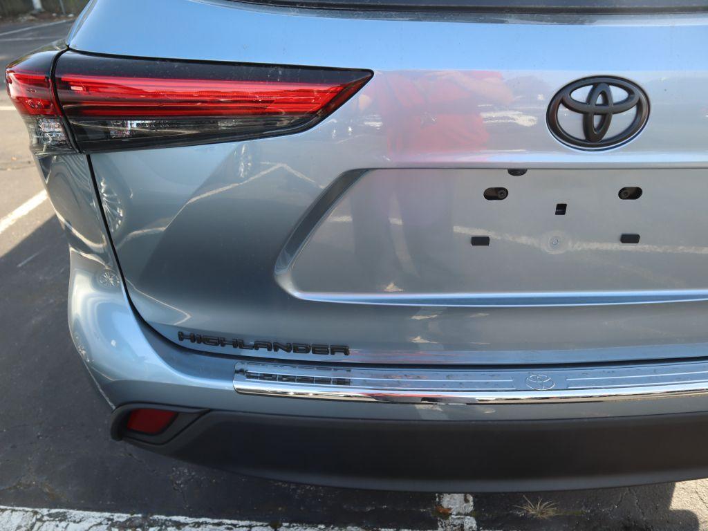 used 2022 Toyota Highlander car, priced at $37,991