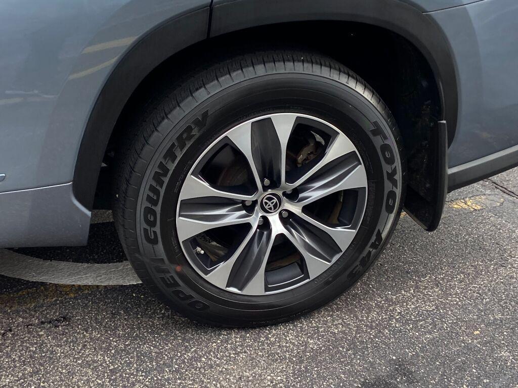 used 2022 Toyota Highlander Hybrid car, priced at $39,991