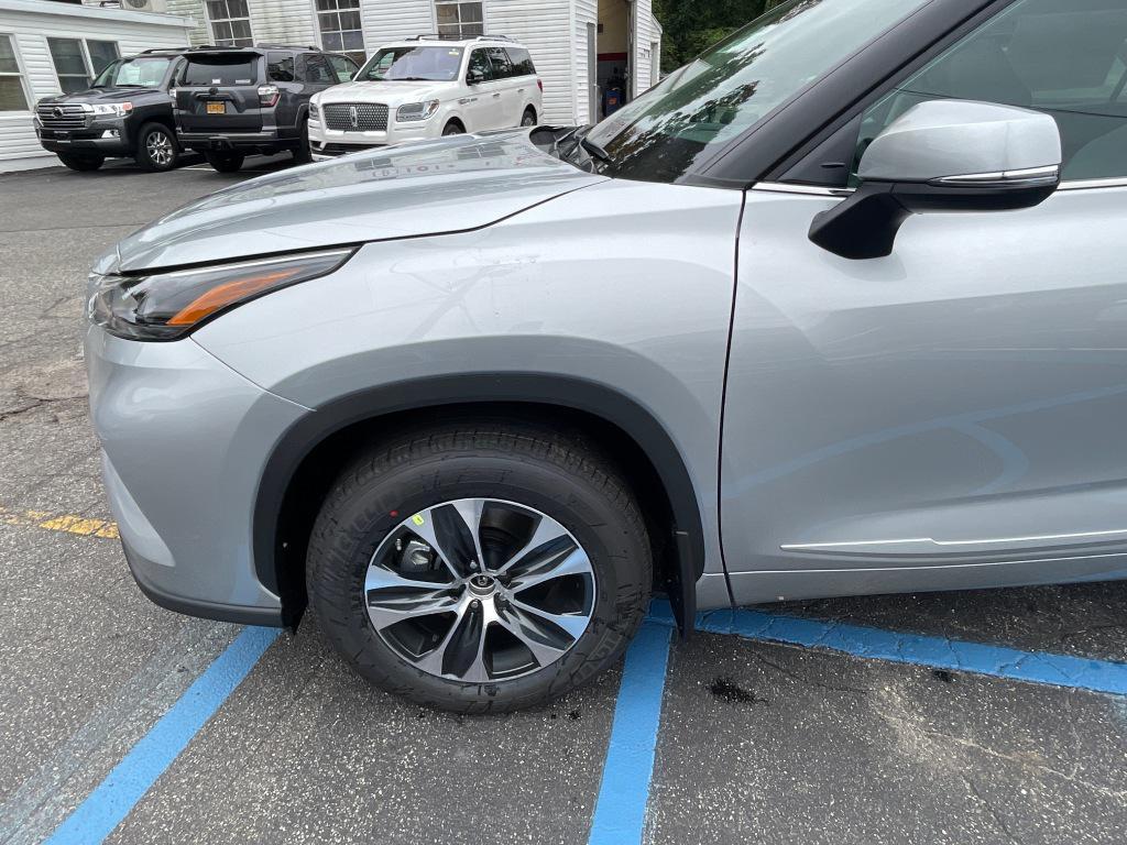 used 2022 Toyota Highlander car, priced at $39,991