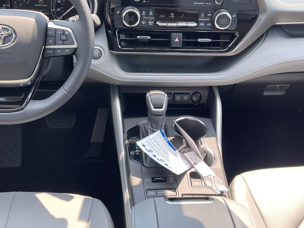 used 2022 Toyota Highlander car, priced at $39,991