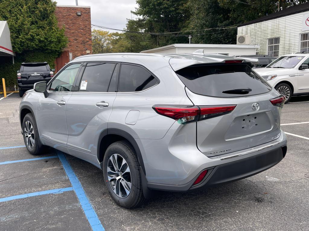 used 2022 Toyota Highlander car, priced at $39,991
