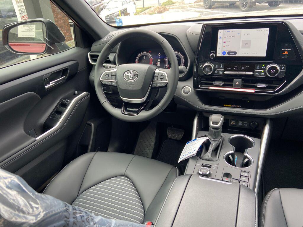 used 2025 Toyota Highlander car, priced at $54,991