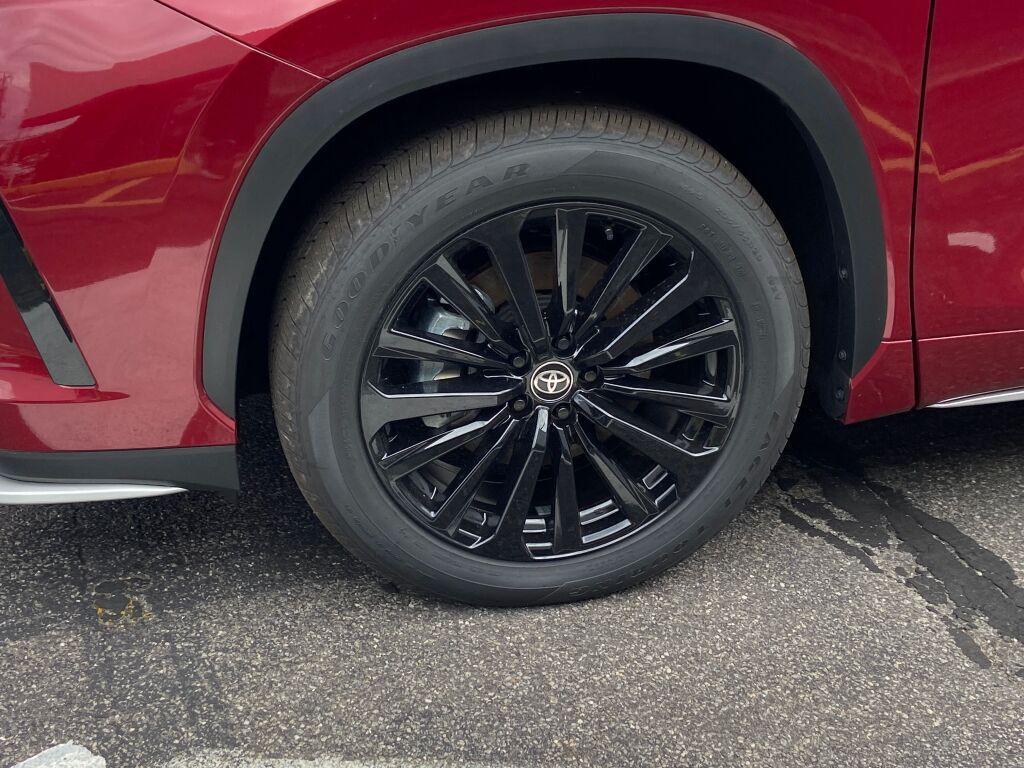 used 2025 Toyota Highlander car, priced at $54,991