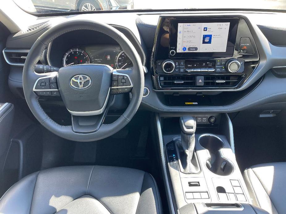 used 2024 Toyota Highlander car, priced at $43,991