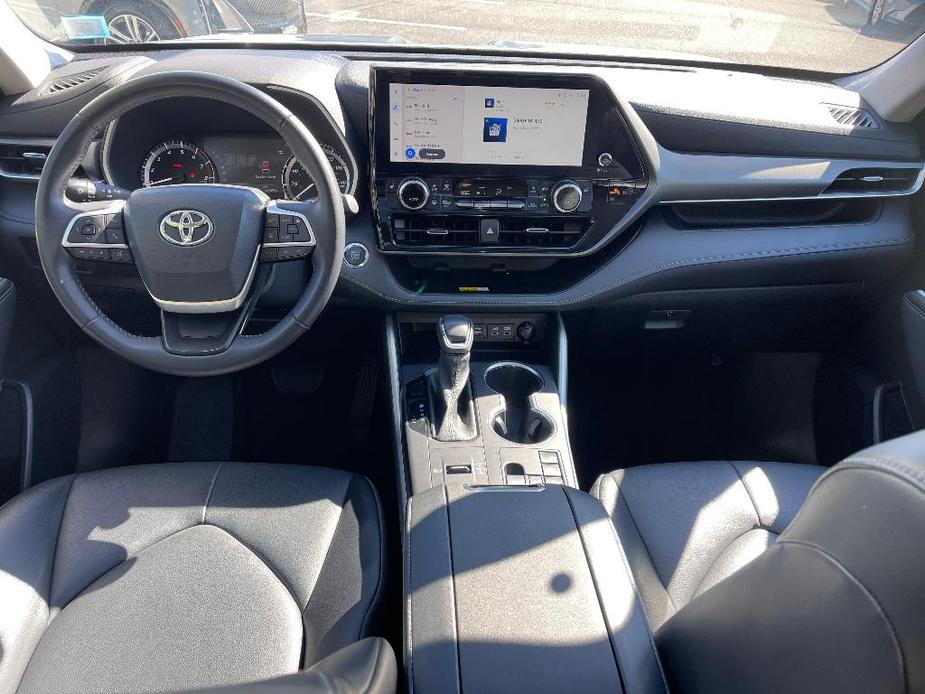 used 2023 Toyota Highlander car, priced at $40,991