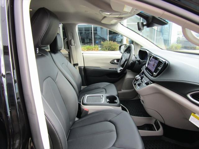 new 2024 Chrysler Pacifica car, priced at $45,895