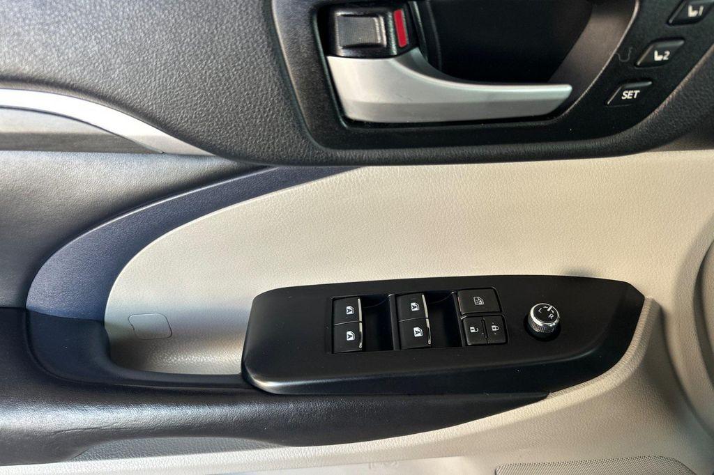 used 2019 Toyota Highlander Hybrid car, priced at $23,998