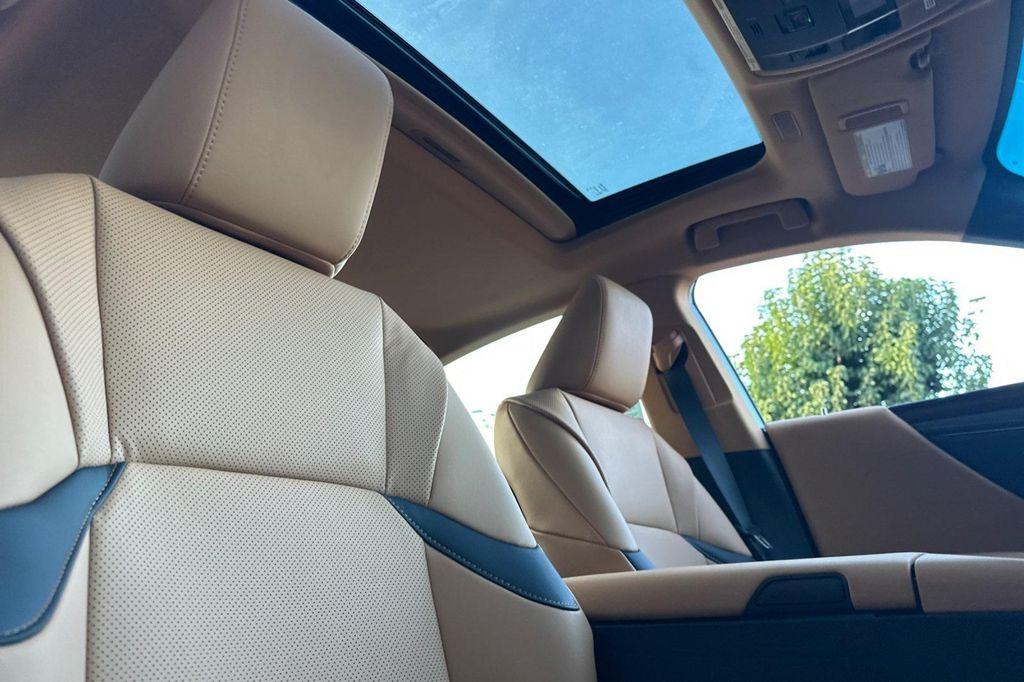 new 2025 Lexus ES 300h car, priced at $51,019