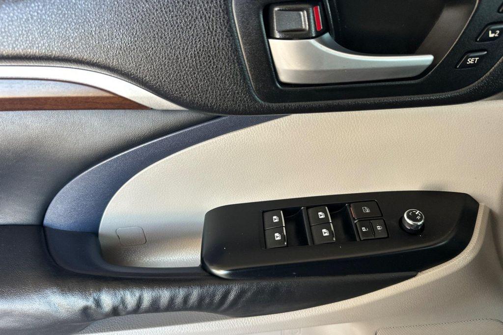 used 2015 Toyota Highlander Hybrid car, priced at $22,998