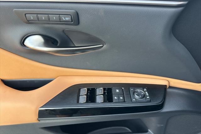 new 2025 Lexus ES 300h car, priced at $50,899