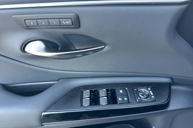 new 2025 Lexus ES 300h car, priced at $50,899