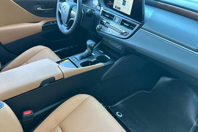 new 2025 Lexus ES 300h car, priced at $48,894