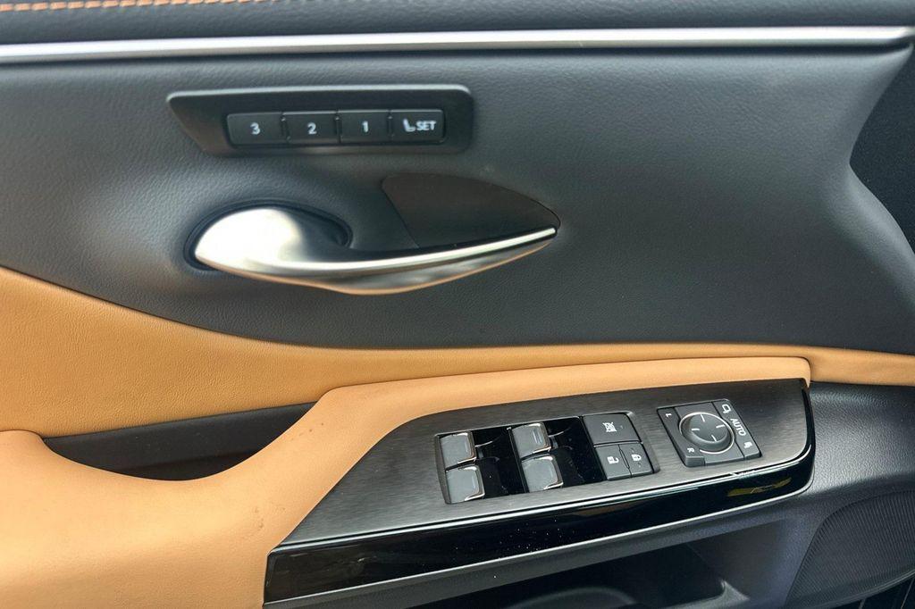 new 2025 Lexus ES 300h car, priced at $51,019
