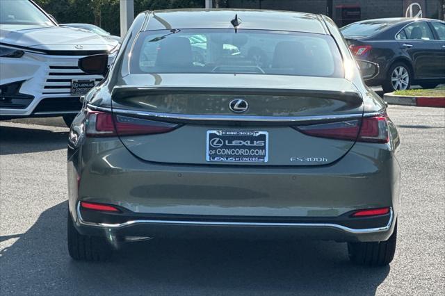 new 2025 Lexus ES 300h car, priced at $48,394