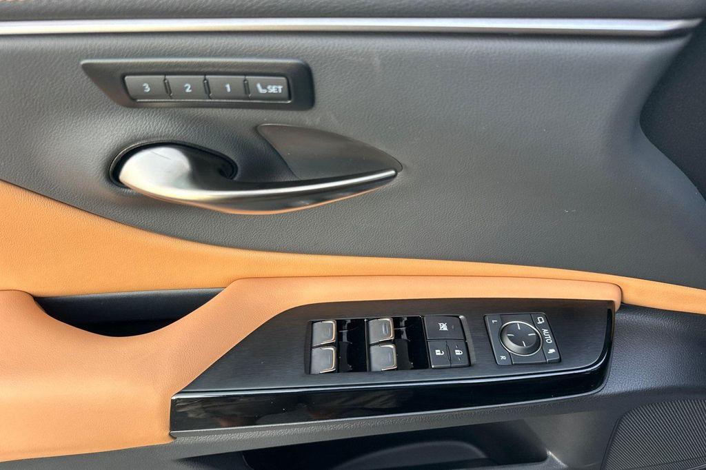 new 2025 Lexus ES 300h car, priced at $51,019