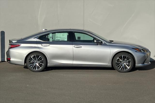 new 2025 Lexus ES 300h car, priced at $52,664